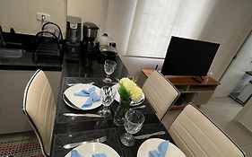 Canto forte- Suíte c/varanda - até 5 hóspedes- garagem - WI FI e 200 metros da Praia, 50 metros da Av Gastronômica da PG